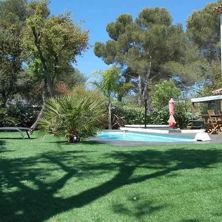 Le Clos Des Barelles Bed & Breakfast
