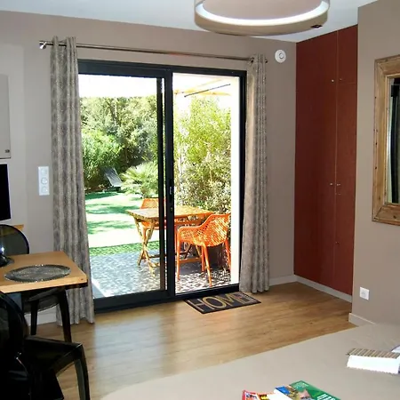 Le Clos Des Barelles Nocleg ze śniadaniem 4*