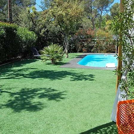 Le Clos Des Barelles Bed & Breakfast