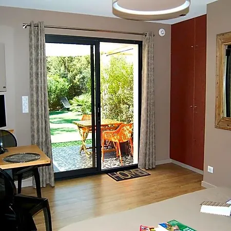 Le Clos Des Barelles Bed & Breakfast 4*