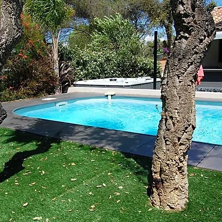 Le Clos Des Barelles Bed & Breakfast 4*